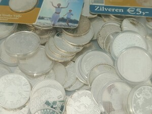 100 x Zilveren € 5,- munt